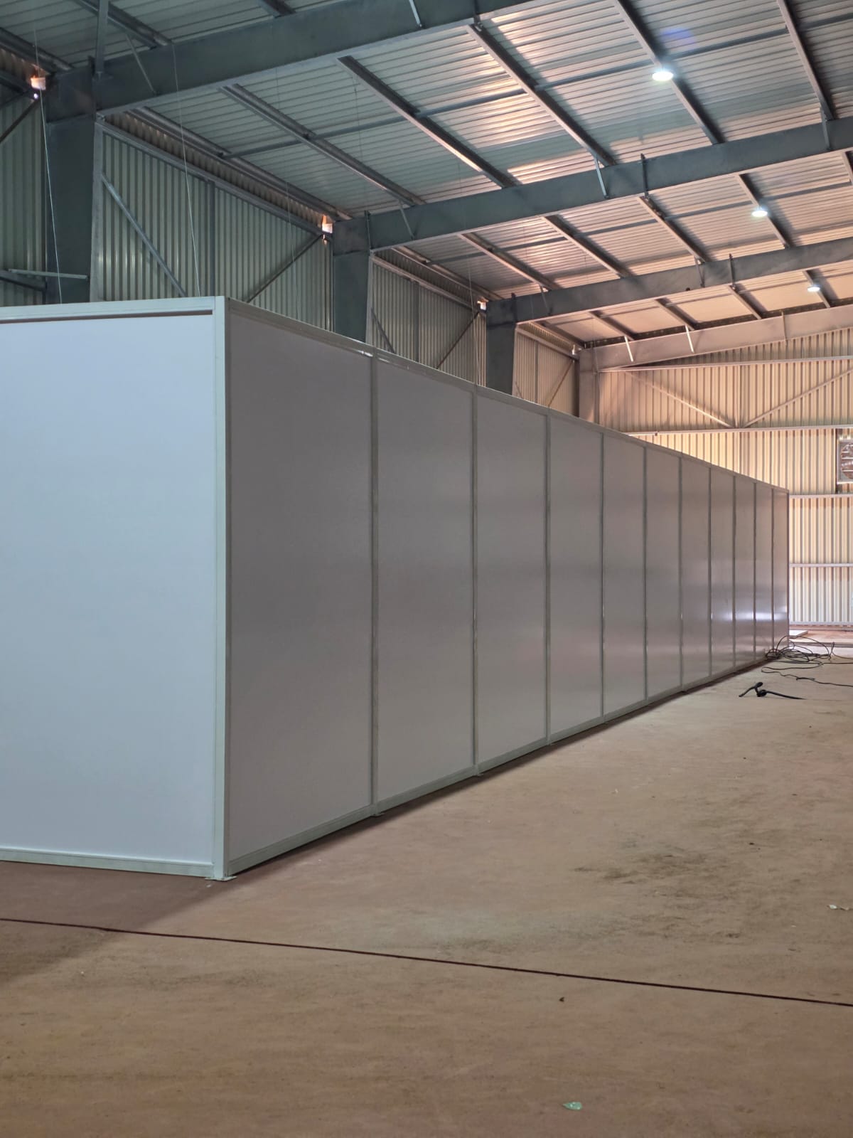 Long insulated panel wall of a cold room in a warehouse