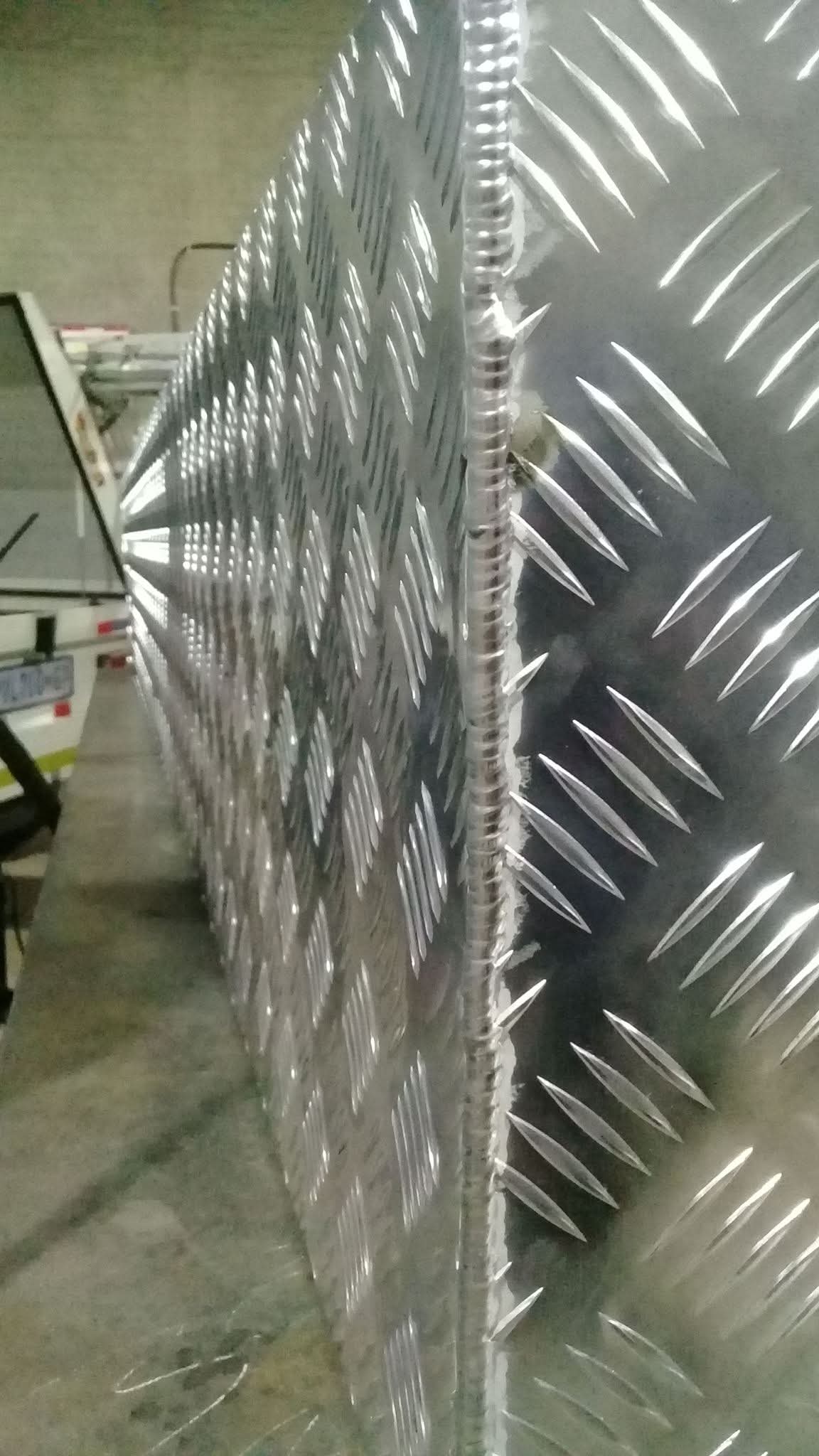 Welded aluminium checker-plate box with a clean seam weld